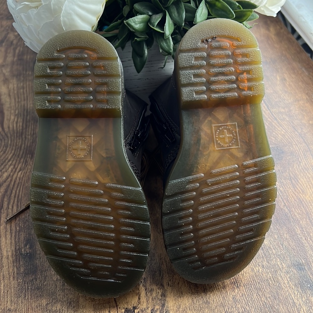 Toddler 9 brown doc martens -like new - Picture 2 of 5